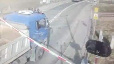 Wjechał ciężarówką na zamykany przejazd kolejowy (film)