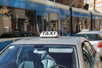 Nowe zasady informowania o kosztach przejazdu taksówką. Zmienia się też oznakowanie