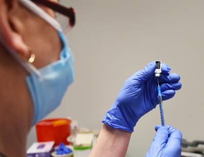 Kościół a szczepionka: moralne wątpliwości katolików uzasadnione?