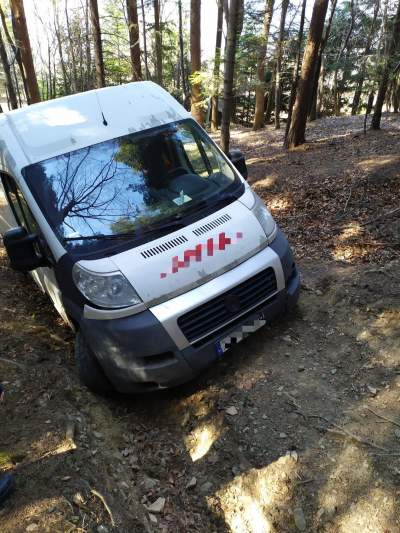 Ukradł samochód kuriera. Spektakularny pościg zakończył się w lesie