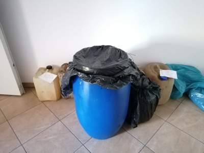 W Krakowie znów kradzieże paliwa z zaparkowanych samochodów. Zatrzymana para złodziei