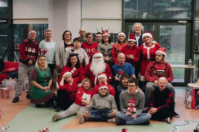 Warto zerwać bombkę z tej choinki i zajrzeć do środka. Akcja fundacji Anny Dymnej