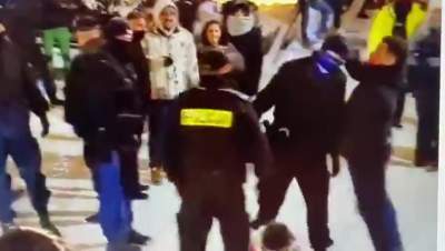 Policjant uderza głową przechodnia. "To uzasadniona interwencja"