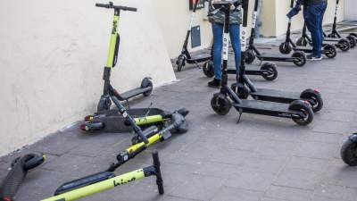Hulajnogi pod kontrolą? Mają jeździć wolniej i nie parkować gdzie popadnie