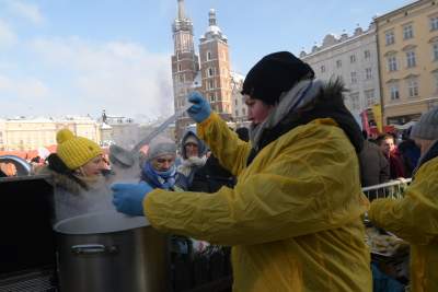 Tłumy przy największym w Polsce wigilijnym stole. "To państwo nie daje rady"