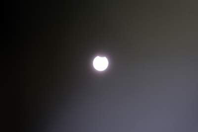 Częściowe zaćmienie Słońca, w Krakowie ledwo zauważalne...