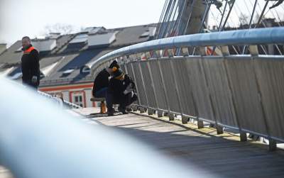 To się musiało stać: pierwsze kłódki na nowych barierkach na kładce o. Bernatka