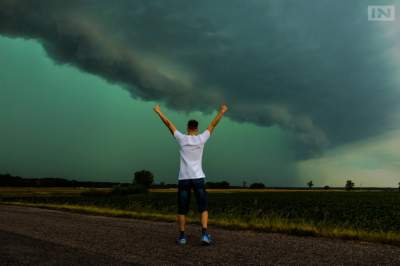 Żar leje się z nieba, ale wkrótce grzmoty, grad i ulewa...