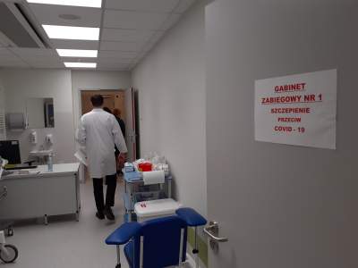 Eksperci: opóźnić otwarcie szkół. Prawie 10 tysięcy zakażeń