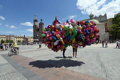 Od dziś można jeszcze więcej, znikają kolejne obostrzenia. Zakażeń niewiele