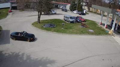 Driftował w strefie ruchu obok stacji benzynowej. Skończyło się przed maską radiowozu (film)