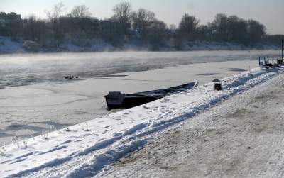 Wisła powoli zamarza, temperatura odczuwalna minus 24 stopnie, smog dusi