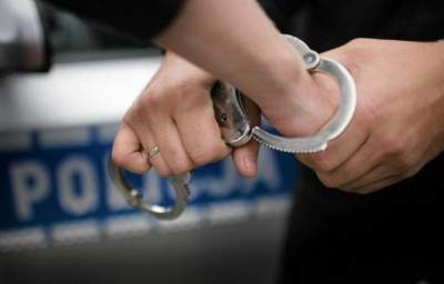 Był poszukiwany listem gończym. Gdy bus zatrzymał się przy komendzie, puściły mu nerwy