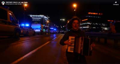 Kobieta z akordeonem: wyjątkowy moment w czasie protestów