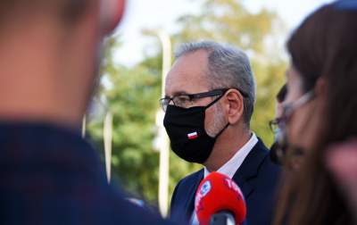 Więcej osób w kościołach, hotelach, stadionach. Zostaną otwarte dyskoteki