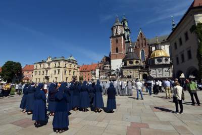 Setki osób na procesji Bożego Ciała. Już bez maseczek - zdjęcie 14