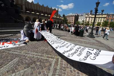 Antykościelny protest w Boże Ciało. Policja w obronie pikietujących - zdjęcie 9