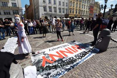 Antykościelny protest w Boże Ciało. Policja w obronie pikietujących - zdjęcie 15