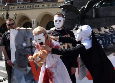 Antykościelny protest w Boże Ciało. Policja w obronie pikietujących - zdjęcie 27