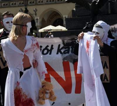 Antykościelny protest w Boże Ciało. Policja w obronie pikietujących - zdjęcie 37