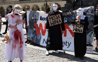 Antykościelny protest w Boże Ciało. Policja w obronie pikietujących - zdjęcie 36