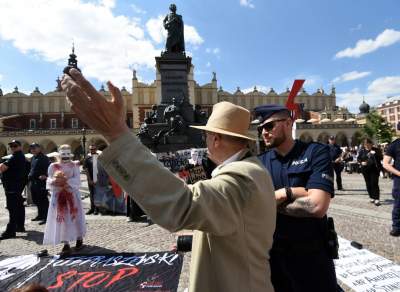 Antykościelny protest w Boże Ciało. Policja w obronie pikietujących - zdjęcie 1