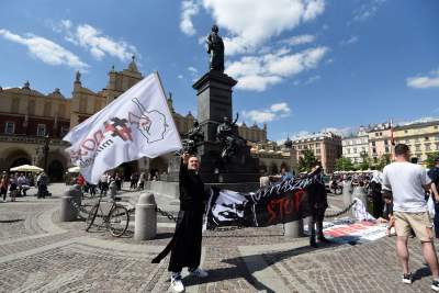 Antykościelny protest w Boże Ciało. Policja w obronie pikietujących - zdjęcie 13