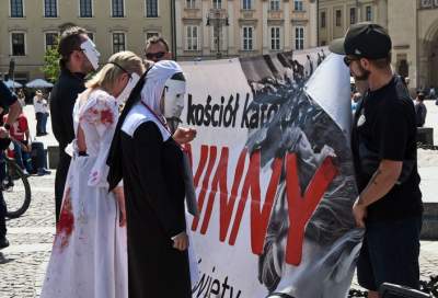 Antykościelny protest w Boże Ciało. Policja w obronie pikietujących - zdjęcie 24
