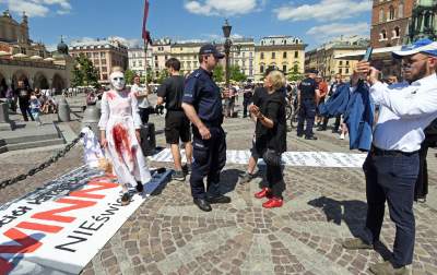 Antykościelny protest w Boże Ciało. Policja w obronie pikietujących - zdjęcie 14