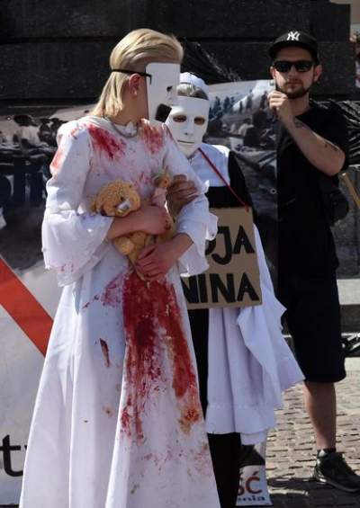 Antykościelny protest w Boże Ciało. Policja w obronie pikietujących - zdjęcie 42