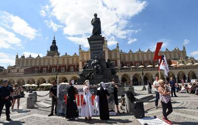 Antykościelny protest w Boże Ciało. Policja w obronie pikietujących - zdjęcie 20