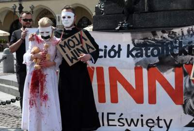 Antykościelny protest w Boże Ciało. Policja w obronie pikietujących - zdjęcie 43