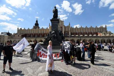 Antykościelny protest w Boże Ciało. Policja w obronie pikietujących - zdjęcie 7