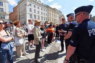 Antykościelny protest w Boże Ciało. Policja w obronie pikietujących - zdjęcie 17