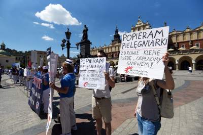 Protest pielęgniarek na Rynku Głównym - zdjęcie 14