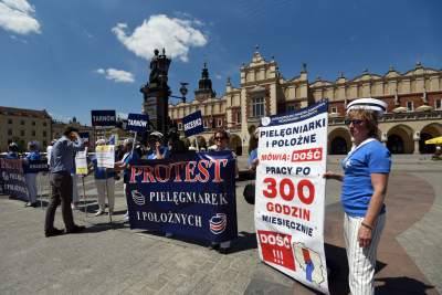 Protest pielęgniarek na Rynku Głównym - zdjęcie 6