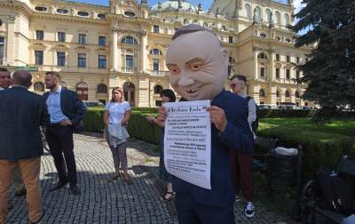 Przed protestem w obronie wolnych mediów. Kukła Dudy w akcji... - zdjęcie 3