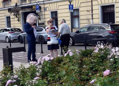 Przed protestem w obronie wolnych mediów. Kukła Dudy w akcji... - zdjęcie 8