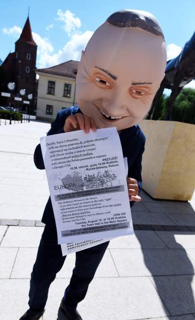 Przed protestem w obronie wolnych mediów. Kukła Dudy w akcji... - zdjęcie 6