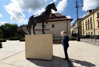 Przed protestem w obronie wolnych mediów. Kukła Dudy w akcji... - zdjęcie 7