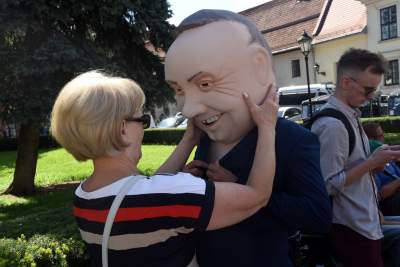 Przed protestem w obronie wolnych mediów. Kukła Dudy w akcji... - zdjęcie 2