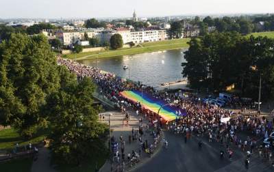 Piękny Tęczowy Kraków. Roztańczony i radosny Marsz Równości (fot. Marek Lasyk) - zdjęcie 28