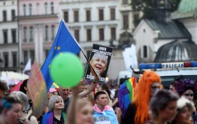 Piękny Tęczowy Kraków. Roztańczony i radosny Marsz Równości (fot. Marek Lasyk) - zdjęcie 48