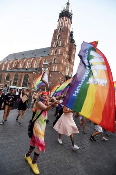 Piękny Tęczowy Kraków. Roztańczony i radosny Marsz Równości (fot. Marek Lasyk) - zdjęcie 46