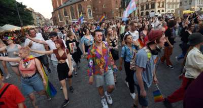 Piękny Tęczowy Kraków. Roztańczony i radosny Marsz Równości (fot. Marek Lasyk) - zdjęcie 35