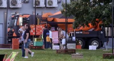 Taka promocja mocnego alkoholu: leją go z betoniarki - zdjęcie 1