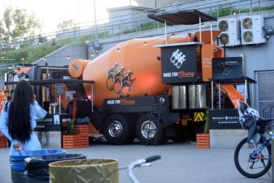 Taka promocja mocnego alkoholu: leją go z betoniarki - zdjęcie 3