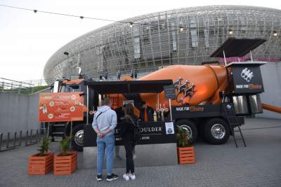 Taka promocja mocnego alkoholu: leją go z betoniarki - zdjęcie 7