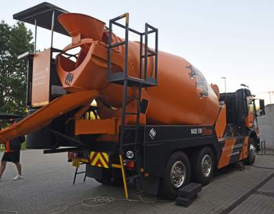 Taka promocja mocnego alkoholu: leją go z betoniarki - zdjęcie 6