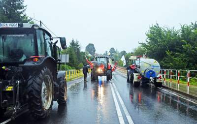 Rolnicza blokada drogi w Warzeńczycach, fot. Marek Lasyk - zdjęcie 14